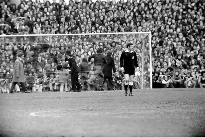 Framed Print : English League Division One match at White Hart Lane. Tottenham Hotspur 2 v Chelsea 0 Framed Print : English League Division One match at White Hart Lane. Tottenham Hotspur 2 v Chelsea 0