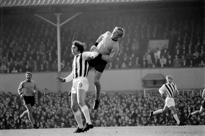 Framed Print : English League Division One match Wolverhampton Wanderers 1 v West Bromwich Albion Framed Print : English League Division One match Wolverhampton Wanderers 1 v West Bromwich Albion