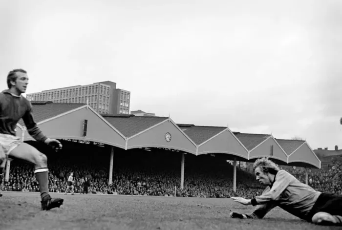 Framed Print : English League Division One match Wolverhampton Wanderers 2 v Arsenal 0 Framed Print : English League Division One match Wolverhampton Wanderers 2 v Arsenal 0