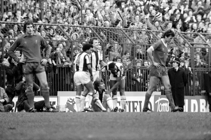 Framed Print : English League Division Onematch at the Hawthorns. West Bromwich Albion 2 v Framed Print : English League Division Onematch at the Hawthorns. West Bromwich Albion 2 v