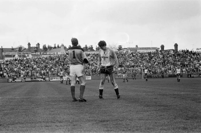 Framed Print : English League Division Two Reading 2 -2 Portsmouth match held at Elm Park