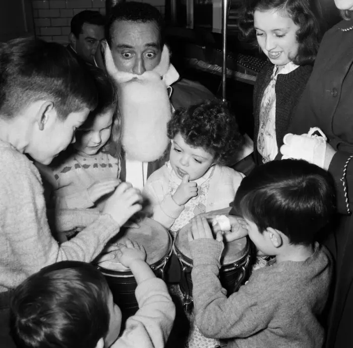 Framed Print : English musician Ray Ellington dressed as Santa Claus at the Paddington Green Hospital Framed Print : English musician Ray Ellington dressed as Santa Claus at the Paddington Green Hospital