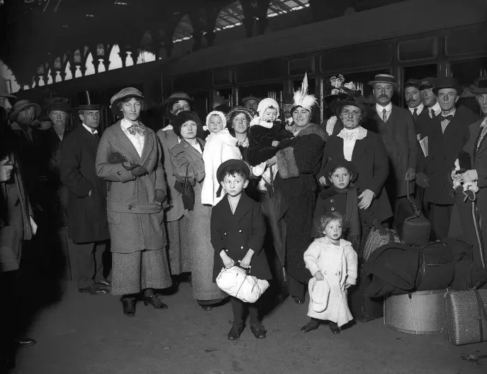 Framed Print : English and other refugees from Berlin arriving at Liverpool Street Station Circa