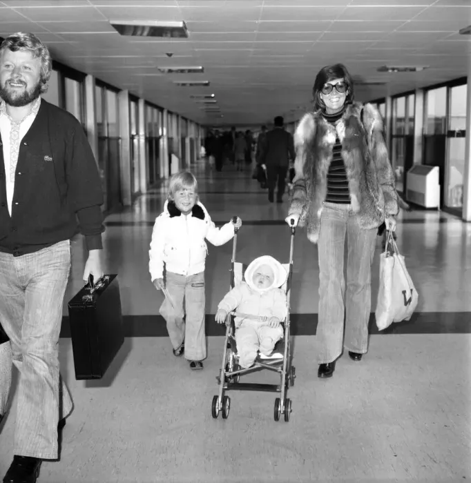 Framed Print : Entertainer Cilla Black seen here at Heathrow Airport with her husband and children Framed Print : Entertainer Cilla Black seen here at Heathrow Airport with her husband and children
