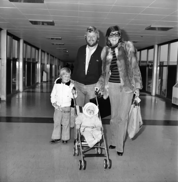 Framed Print : Entertainer Cilla Black seen here at Heathrow Airport with her husband and children Framed Print : Entertainer Cilla Black seen here at Heathrow Airport with her husband and children