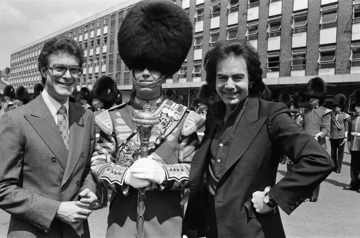 Framed Print : Entertainer Neil Diamond and Lord Tavistock present a cheque to the 2nd Battalion Framed Print : Entertainer Neil Diamond and Lord Tavistock present a cheque to the 2nd Battalion