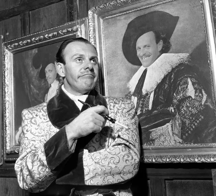 Framed Print : Entertainment: Actor. Terry Thomas in front of a portrait of himself dressed up as Framed Print : Entertainment: Actor. Terry Thomas in front of a portrait of himself dressed up as