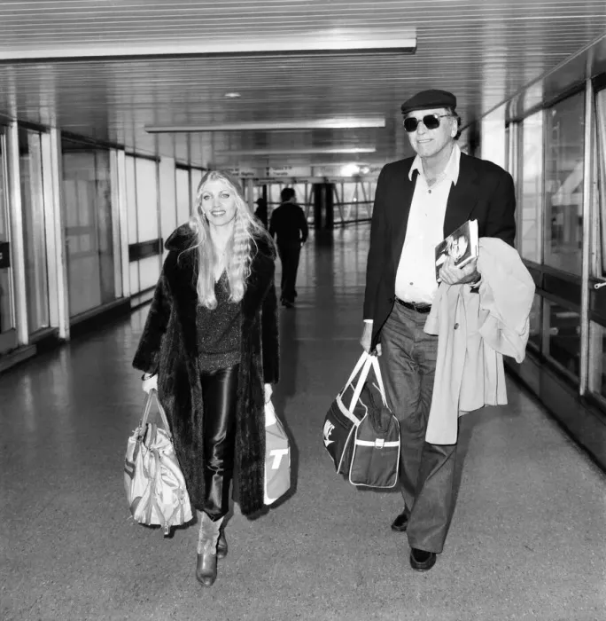 Framed Print : Entertainment: Film: Actor: Lynsey De Paul arriving at Heathrow Airport with Burt