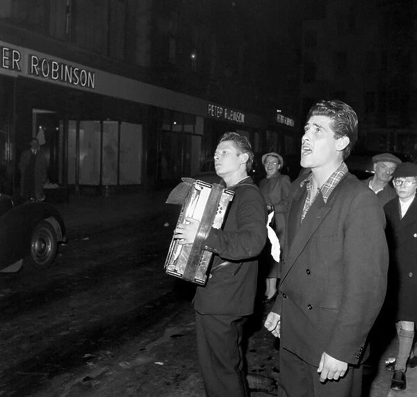 Entertainment: Street Singer: Buskers on the streets of London. October 1953 D6241-001