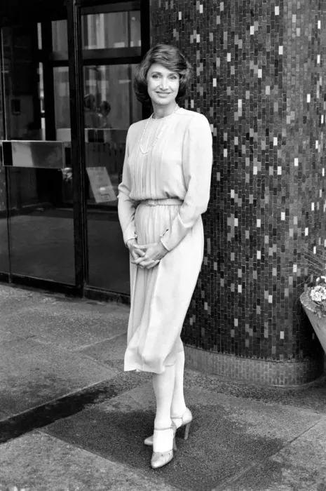 Framed Print : Entertainment: Television: Newsreader Jan Leeming poses. July 1981 Framed Print : Entertainment: Television: Newsreader Jan Leeming poses. July 1981