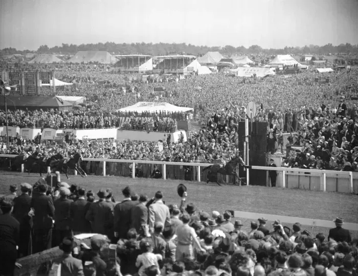 Framed Print : Epsom Derby 1953. Gordon Richards crosses the finishing line on Pinza