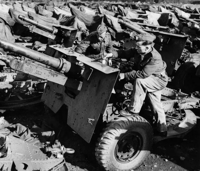 Framed Print : Made at an equipment depot somewhere in England a 25 pounder gun receiving coat of paint Framed Print : Made at an equipment depot somewhere in England a 25 pounder gun receiving coat of paint