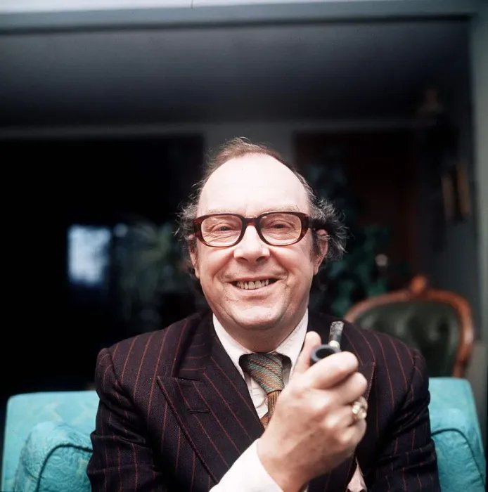 Framed Print : Eric Morecambe comedian, 1975. A©mirrorpix Framed Print : Eric Morecambe comedian, 1975. A©mirrorpix