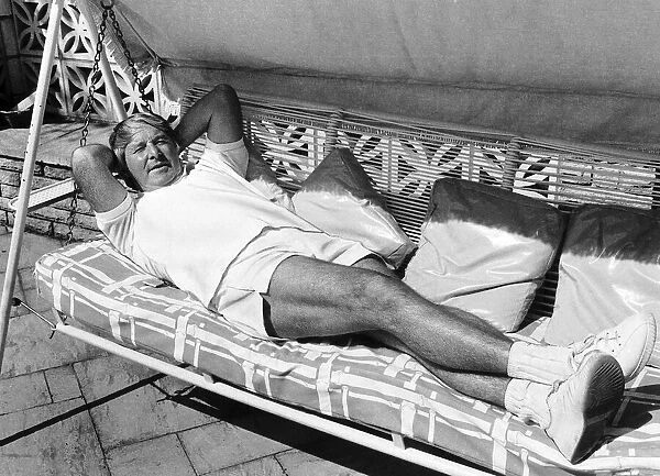 Ernie Wise comedian showing his legs A©mirrorpix