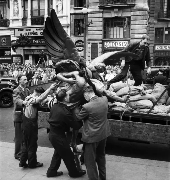 Framed Print : Eros returns to Piccadilly Circus following the end of the second world war. June 1947 Framed Print : Eros returns to Piccadilly Circus following the end of the second world war. June 1947