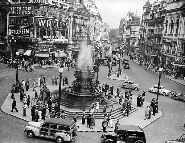 Eros, Statue, Piccadilly, London, 31st July 1950