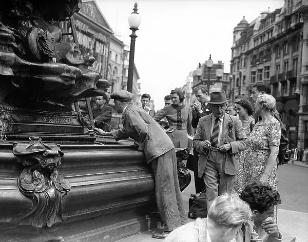 Eros, Statue, Piccadilly, London, 31st July 1950