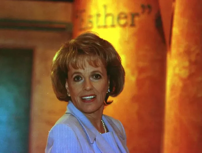 Framed Print : Esther Rantzen TV Presenter February 1999 A©mirrorpix