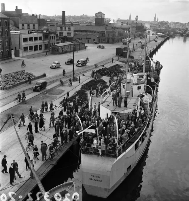 Framed Print : Estonian refugees arrive at Cork Harbour, Ireland after crossing the North Sea in