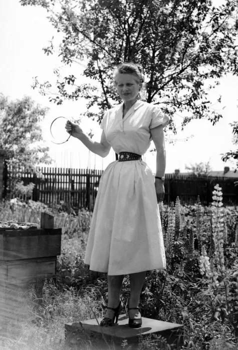 Framed Print : Ethel Granger shows off her 14 inch waist, the smallest in the world