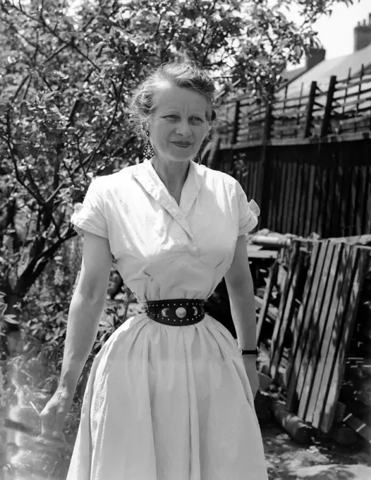 Framed Print : Ethel Granger shows off her 14 inch waist, the smallest in the world Framed Print : Ethel Granger shows off her 14 inch waist, the smallest in the world