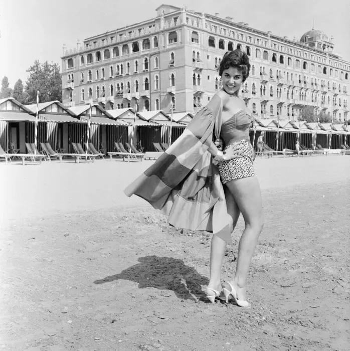 Framed Print : Eunice Gayson, actress enjoys a morning at the beach during Venice Film Festival