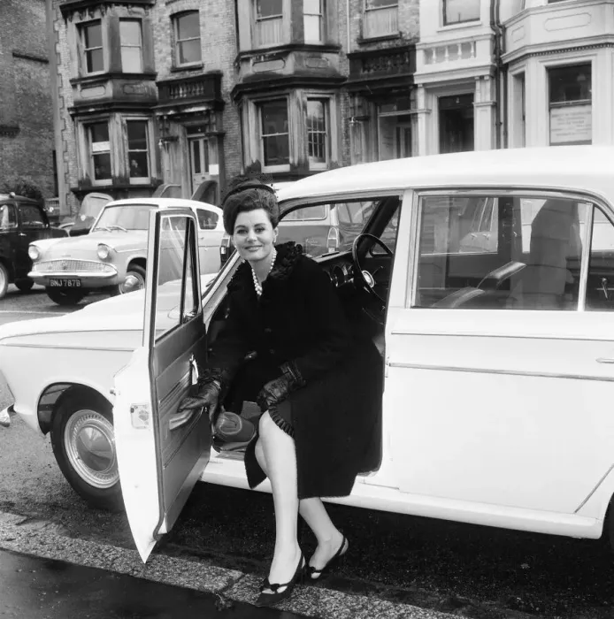 Framed Print : Eunice Gayson, British actress arrives at Hove Court, where she is charged with a minor Framed Print : Eunice Gayson, British actress arrives at Hove Court, where she is charged with a minor