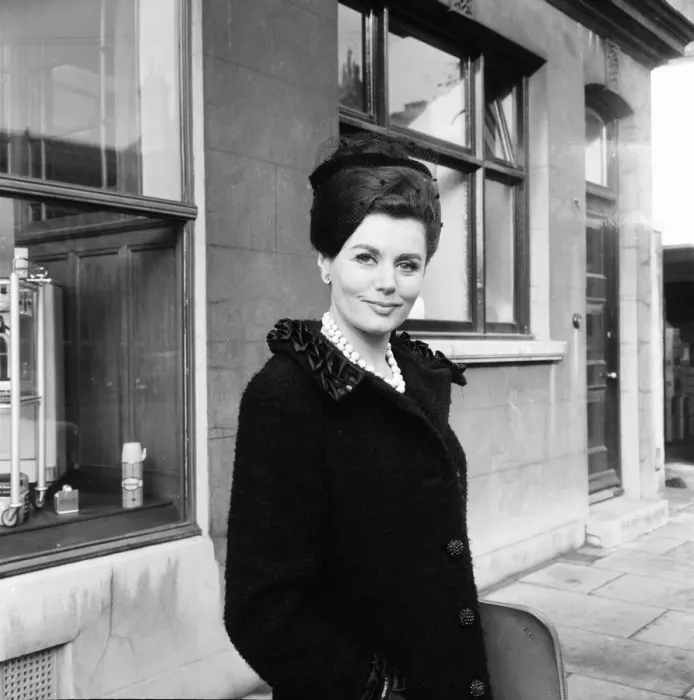 Framed Print : Eunice Gayson, British actress arrives at Hove Court, where she is charged with a minor Framed Print : Eunice Gayson, British actress arrives at Hove Court, where she is charged with a minor