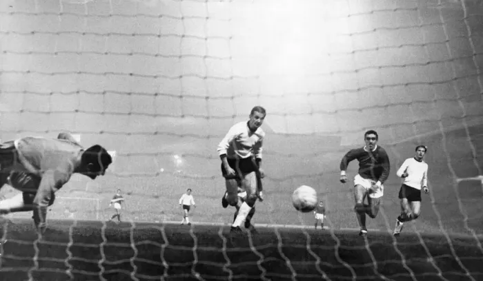 Framed Print : European Cup Second Round Second Leg match at Old Trafford Framed Print : European Cup Second Round Second Leg match at Old Trafford
