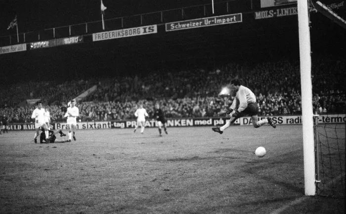 Framed Print : European Cup Winners Cup Quarter Final March 1971 Manchester City v Gornik 1971