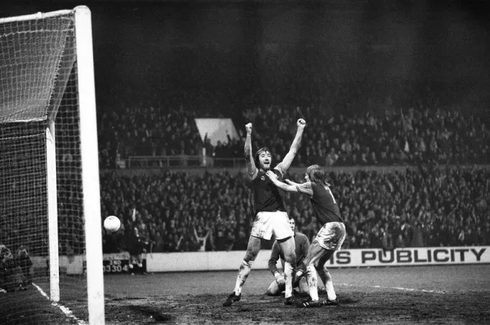 Framed Print : European Cup Winners Cup West Ham 3 v. Den Haag 1 Billy Bonds celebrates Framed Print : European Cup Winners Cup West Ham 3 v. Den Haag 1 Billy Bonds celebrates
