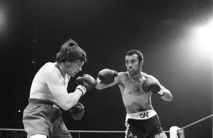 Framed Print : European Middleweight holder Tony Sibson v Alan Minter at Wembley 1981 Framed Print : European Middleweight holder Tony Sibson v Alan Minter at Wembley 1981