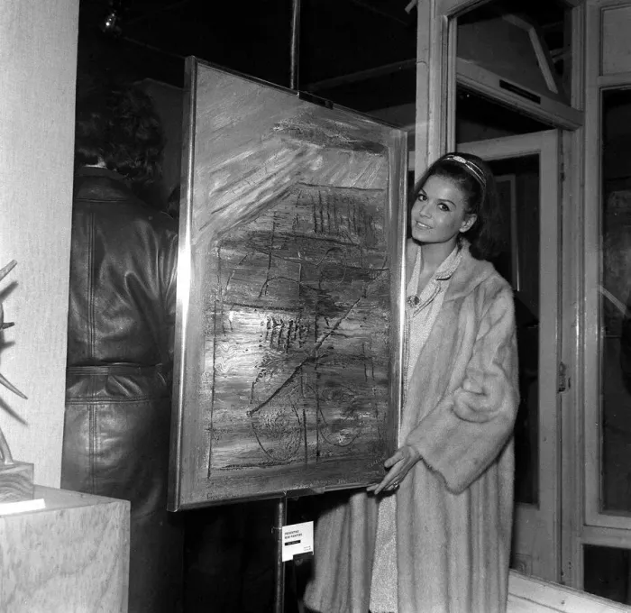 Framed Print : Eva Bartok actress January 1964 with one of her abstract paintings