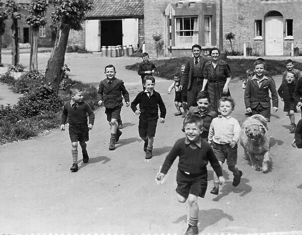 Evacuated children with their teacher Mrs Hunt in St. Ives