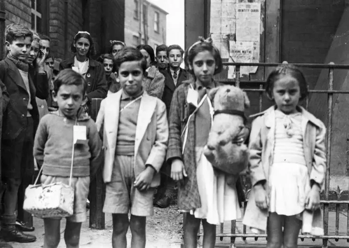 Framed Print : Evacuation to Wales. August 1940. Many thousands of people Framed Print : Evacuation to Wales. August 1940. Many thousands of people