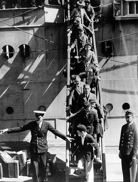 Evacuees from Great Britain arrive in South Africa. The first British boy to put foot in