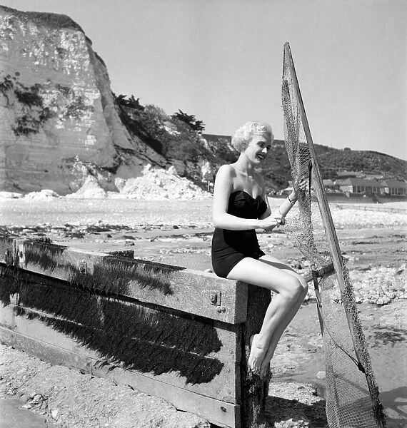 Eve Lynd American actress with shrimping net. May 1950 O24324-006