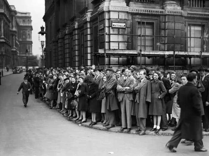 Framed Print : Eve of VE Day celebrations in London at the end of the Second World War Framed Print : Eve of VE Day celebrations in London at the end of the Second World War