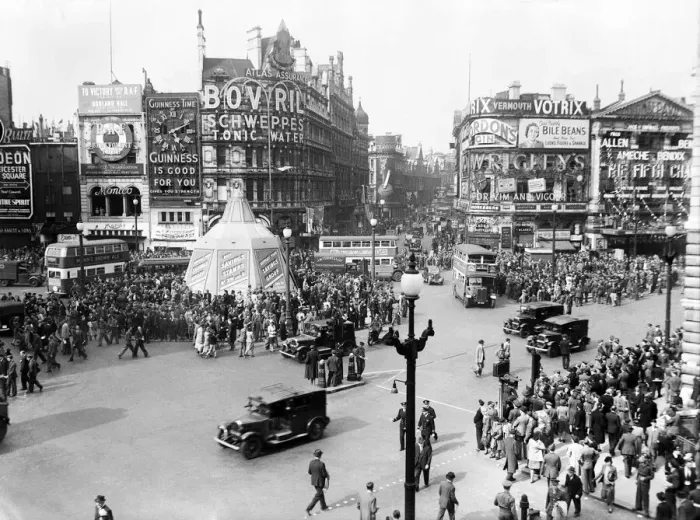 Framed Print : Eve of VE Day celebrations in London at the end of the Second World War Framed Print : Eve of VE Day celebrations in London at the end of the Second World War