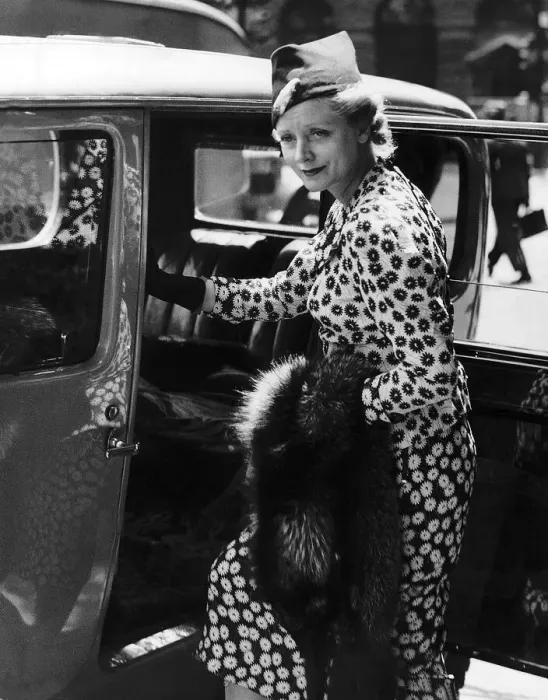 Framed Print : Evelyn Laye Actress leaving the court today