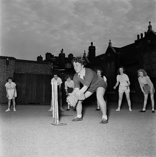 Evening Classes for girls who want to learn to play Cricket at the Tower Bridge Institute