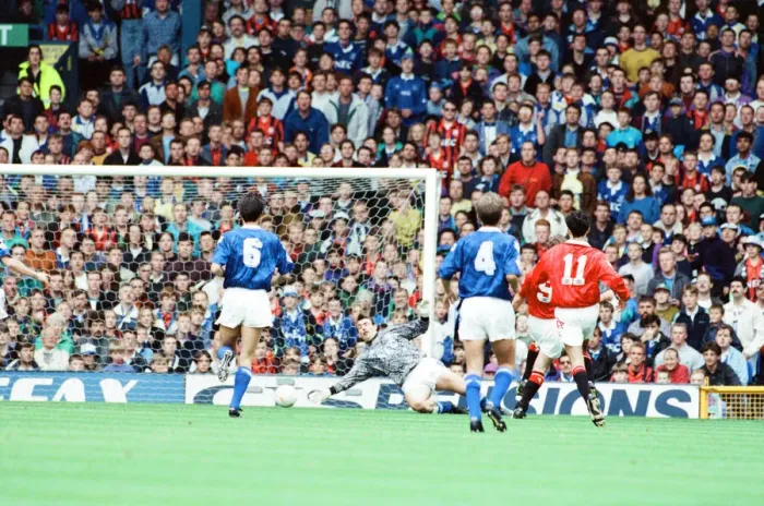 Framed Print : Everton 0-2 Manchester United, league match at Goodison Park Framed Print : Everton 0-2 Manchester United, league match at Goodison Park
