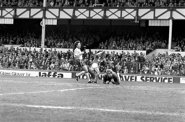 Everton 0 v. Norwich City 2. Division One Football. April 1981 MF02-13-004