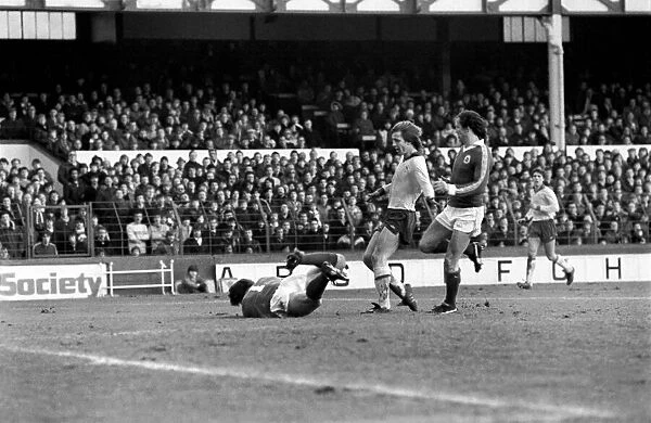 Everton 1 v. Arsenal 2. Division One Football. January 1981 MF01-06-008
