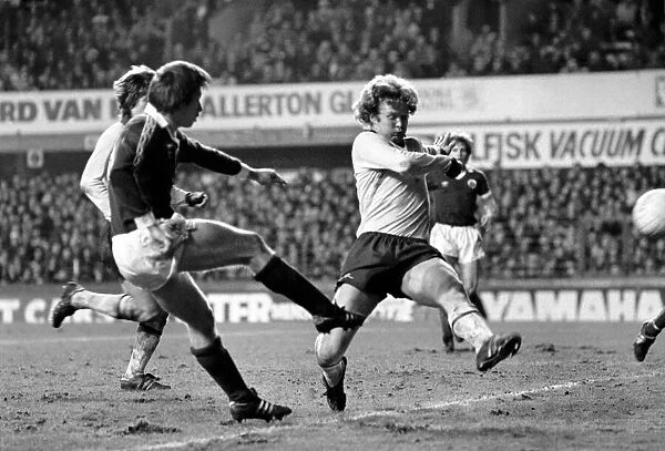 Everton 1 v. Arsenal 2. Division One Football. January 1981 MF01-06-028