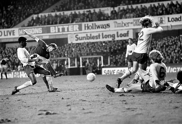 Everton 1 v. Arsenal 2. Division One Football. January 1981 MF01-06-029