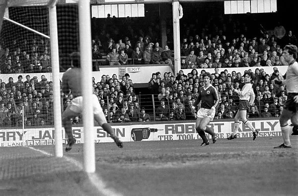 Everton 1 v. Arsenal 2. Division One Football. January 1981 MF01-06-013