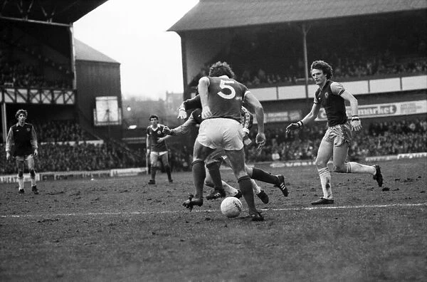 Everton 1 v. Aston Villa 3. Division One Football. February 1981 MF01-21-008