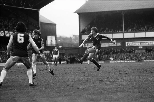 Everton 1 v. Aston Villa 3. Division One Football. February 1981 MF01-21-005