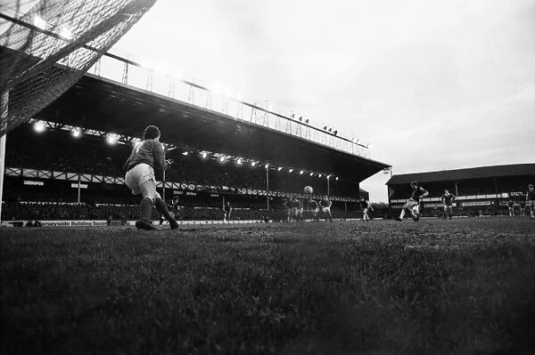 Everton 1 v. Aston Villa 3. Division One Football. February 1981 MF01-21-020